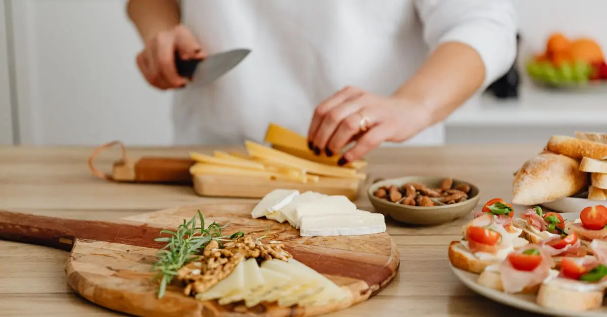 Les 10 Fromages Indispensables à Avoir dans Son Frigo