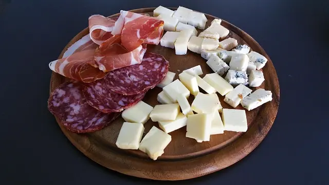 Les 10 Fromages Indispensables à Avoir dans son Frigo